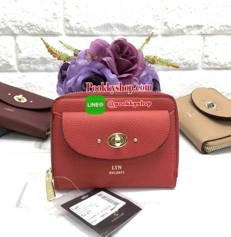 New arrival !!! LYN SHORT WALLET BAG รุ่นใหม่ล่าสุด!!! กระเป๋าสตางค์ใบสั้นขนาดกลาง วัสดุหนังลิ้นจี่ ลายหนังสวย นิ่มมือมากๆค่ะ ด้านหน้ามีช่องกระเป๋าหนึ่งช่อง เปิดปิดช่องหลักแบบซิปรอบ ด้านในมีข่องใส่รูปถ่าย ช่องใส่บัตรต่างๆได้ถึง 10 ช่องค่ะ มีช่องกว้างสำหรั