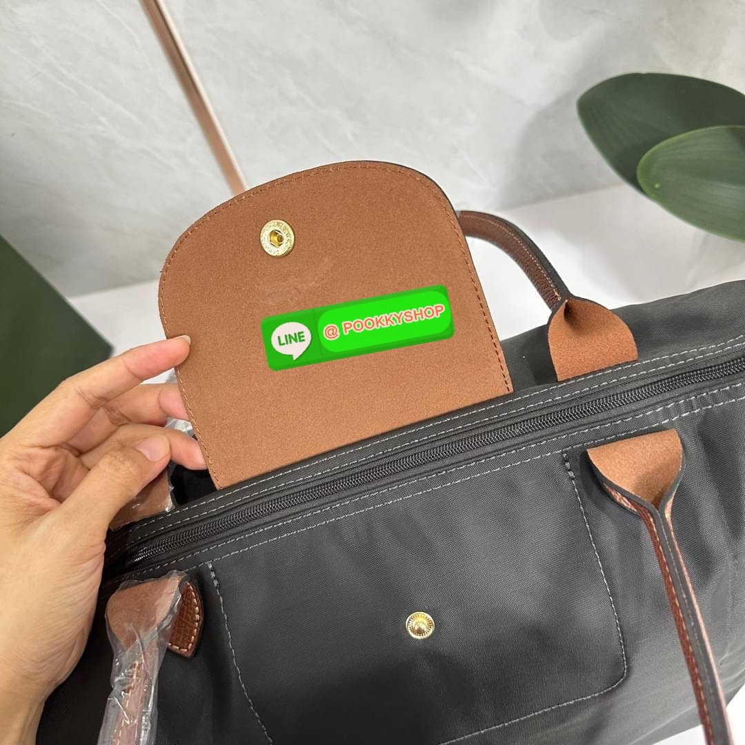 LONHGCHAMP LE PLIAGE ORIGINAL L TOTE BAG 🔖กระเป๋าสะพายไหล่ Le pliage ใบใหญ่ เรียบง่ายจุของได้เยอะ สามารถเก็บเอกสารหรือแล็ปท็อปได้คะ 🔖วัสดุ:ไนลอนเคลือบ 🔖เปิด-ปิดด้วยซิป ภายในกว้าง มีช่องลับแยกคะ 🔖สามารถพับเก็บได้พกพาสะดวกคะ