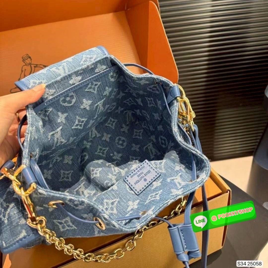 LV Odyssee bag Monogram Denim กระเป๋าสะพายดีไซน์ใหม่งานเดนิมฟอก คอลเลกชันประจำฤดูกาล Pre-Fall 2025 ออกแบบมาเพื่อเชิดชูมรดกล้ำค่าที่สืบทอดจากรุ่นสู่รุ่น ดีไซน์ทันสมัยใช้งานได้ทุกวัน Monogram แคนวาสเป็นเอกลักษณ์ ยกระดับด้วยตัวล็อกสีทองและสายโซ่ตกแต่งแบบถอดอ