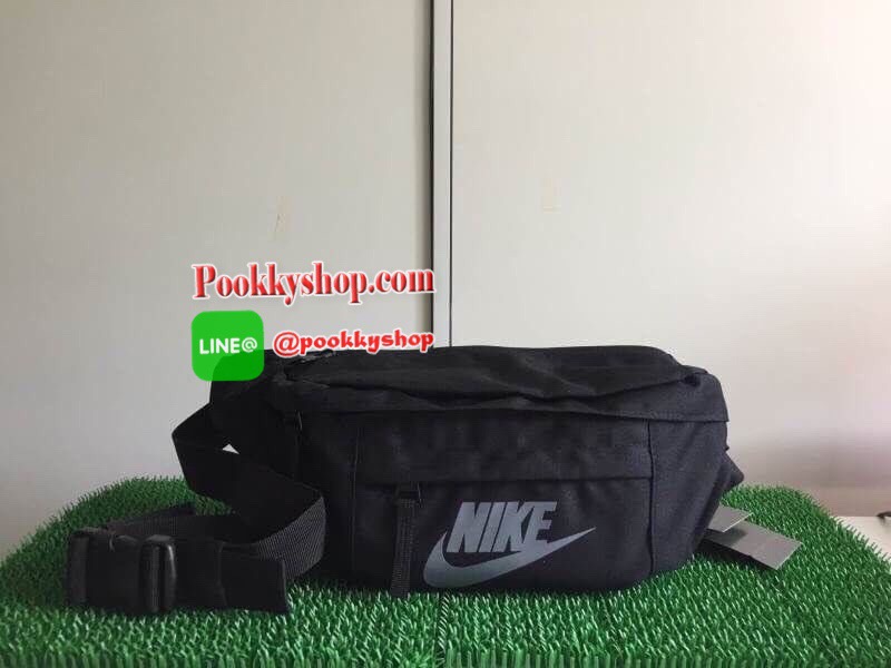 Brand : NIKE รุ่น TECH HIP PACK Detail : กระเป๋าขนาดพอเหมาะ คาดเอว สะพายข้าง หิ้วแบบชิวๆ เปิดปิดด้วยซิป 3 ช่อง (2 ช่องใหญ่ 1 ช่องเล็ก) โลโก้ด้านหน้า Nike เด่นชัด ภายในมีช่องใหญ่บนสุด มีช่องซิปเล็ดตาข่ายอีก 1 ช่อง บรรจุของได้จำนวนมาก ช่องเล็กด้านหน้าสามารถ