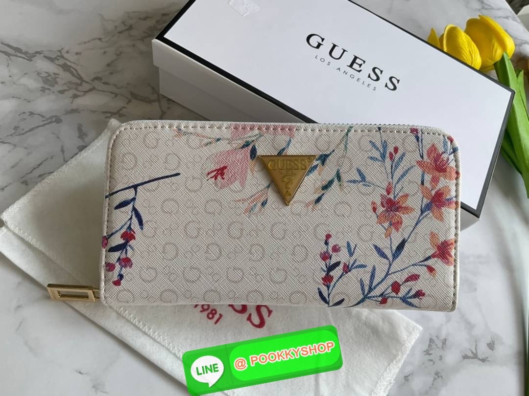 GUESS ABREE PRINTED ZIP-AROUND WALLET กระเป๋าสตางค์ใบยาวหนังซาเฟียโน่พิมพ์ลายดอกสวยหรู ด้านหน้าประดับโลโก้แบรนด์ เปิดปิดด้วยซิป ภายในแบ่งเป็น 3 ช่องหลักใส่ธนบัตรได้ มีช่องซิป 1 ช่อง ช่องใส่บัตร 8 ช่อง และมีช่องด้านหลังใส่บัตรสามารถใสธนบัตรได้อีกด้วย สามาร