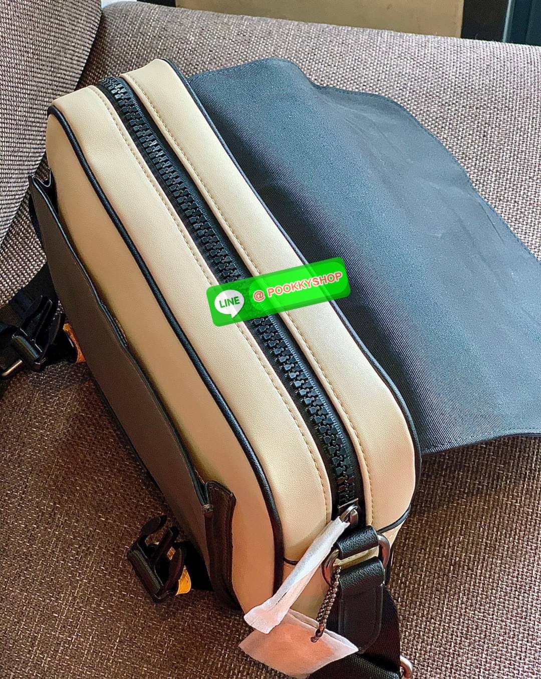 COACH TRACK CROSSBODY IN COLORBLOCK ((4141//4021)) พร้อมส่งที่ไทย ใหม่ล่าสุดค่ะ! กระเป๋าสะพายครอสบอดี้ร์หรือสะพายข้าง หนังแท้ชั้นดีที่สุด หนังนิ่มสวยมากๆค่ะ ด้านหน้าเย็บป้ายหนังโลโก้แบรนด์ เปิดปิดกระเป๋าแบบกดล็อคสองข้าง ภายในมีช่องตอนหน้าหนึ่งช่อง;มีซิปเป