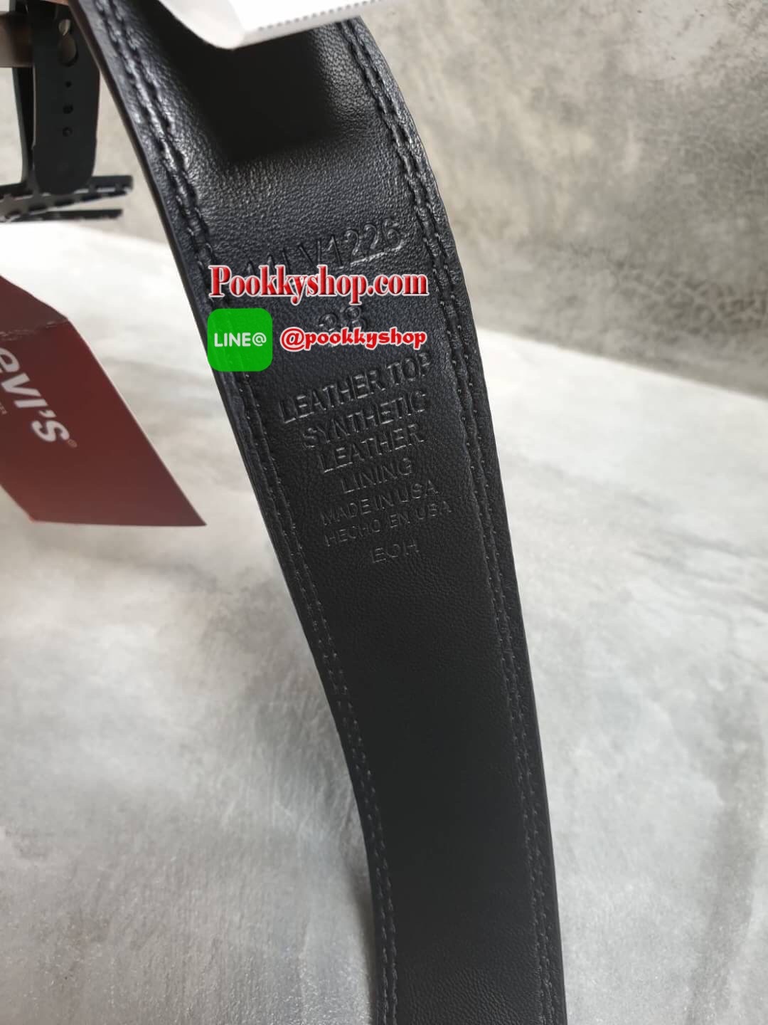 กระเป๋าสตางค์+เข็มขัด Levi's กระเป๋าด้านหน้าปั๊มโลโก้แบรนด์ด้านในมีช่องใส่บัตร และมีช่องใส่ธนบัตร 2 ช่อง มีช่องใส่เหรียญด้วย ส่วนตัวเข็มขัด Levi's หัวเข็มขัดเป็นแบบลำลอง ด้านหน้าปั๊มอักษรแบรนด์ ตัวสายสีน้ำตาลดำ ด้านหลังปั๊มชื่อแบรนด์ มีแท็กป้ายต