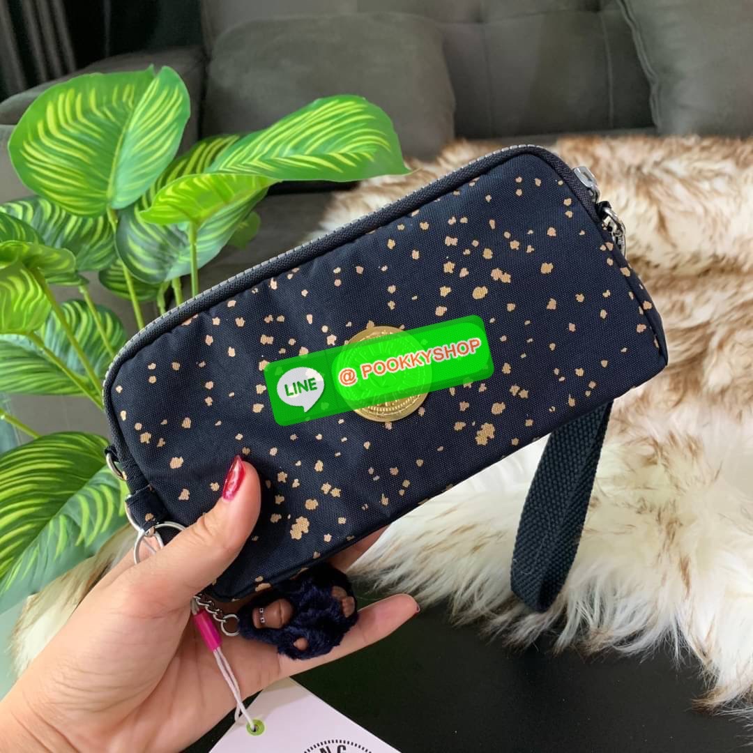 KIPLING 3 Monkey program Seoul up clutch & sling bag กระเป๋าคล้องมือ หรือ สะพายข้าง ขนาดเล็ก วัสดุ Nylon & Polyester 100% ใช้งานได้ 2 รูปแบบ มีสายสลับเปลี่ยนได้ทั้งแบบคล้องมือหรือสะพายข้าง เปิด-ปิดด้วยซิป ช่องหลักโล่ง มีช่องใส่บัตรด้านข้าง 6 ช่อง และช่องด