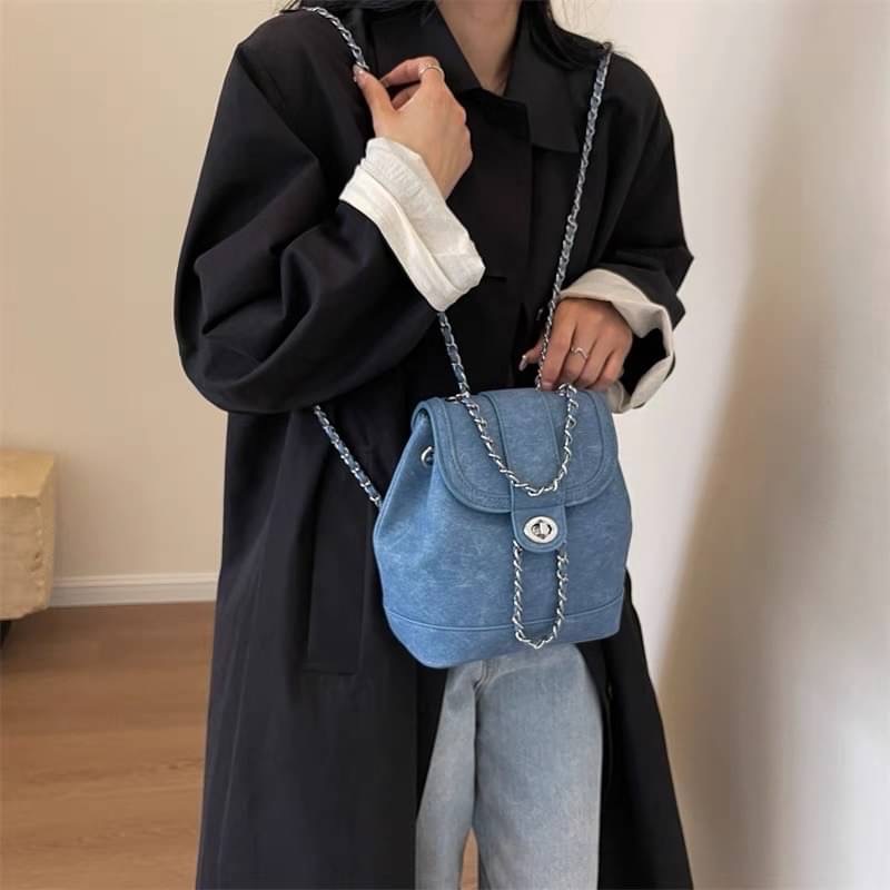 𝙉𝙀𝙒 𝙉𝙀𝙒 กระเป๋างานเกาหลีเกาใจ รุ่นนี้น่ารักทรงเป้เปิดด้านหน้าฐานกระเป๋าแข็งแรงอยู่ทรงใส่ของได้เยอะ สายยาวสะพายได้ อไหล่เงินสวยมาก แมทส์กับชุดไปเมืองนอกคือดียจ์ ใบกำลังดีใส่ของได้เยอะ จัดเลยค่ะ