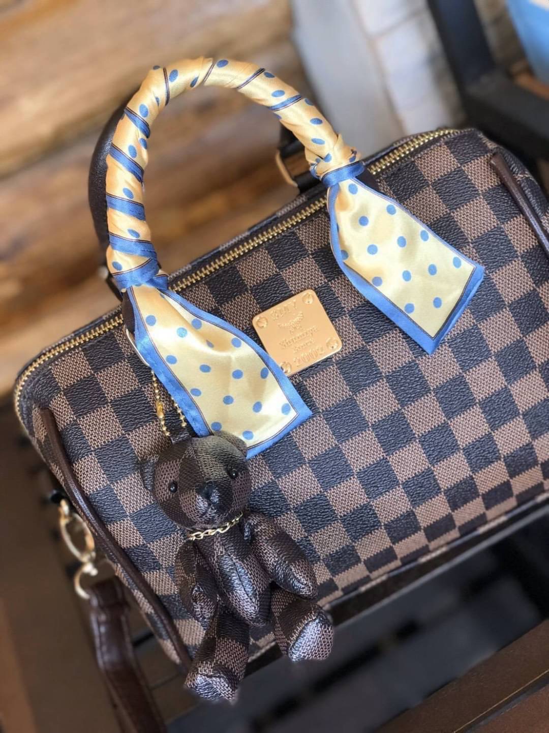 MS048 Be Bear Style My Fashion Bag หมีหมอนใหม่ !! มาแล้วค่าา ไฉไลสุดๆกับกระเป๋า shumiya ทรงหมอนสุดฮิตใบนี้ ด้านหน้าติดโลโก้แบรนด์อย่างดี มาพร้อมผ้าพันหูสุดน่ารัก ขนาดกระทัดรัดกำลังพอดี ได้ลุคคุณหนู cute สุดๆค่ะ !!! คล้องแขนได้ สะพายข้างได้ มีสายสะพายยาวถอ