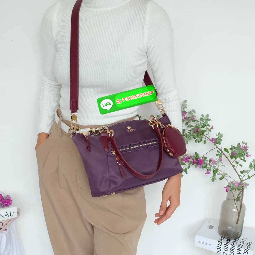 รุ่น KANNY with zipper รุ่นนี้พัฒนาต่อยอดมาจากรุ่น KANNY คอลเลคชั่นเดิมที่เป็นหนึ่งรุ่นที่ขายดีของทางแบรนด์เพราะเป็นกระเป๋าที่ฟังชั่นตอบโจทย์การใช้งานมากที่สุด 📍ตัวกระเป๋าน้ำหนักเบามาก 📍ทำจากไนล่อนนาโนกันน้ำ 📍ทำช่องแบ่งเก็บด้านใน ใ