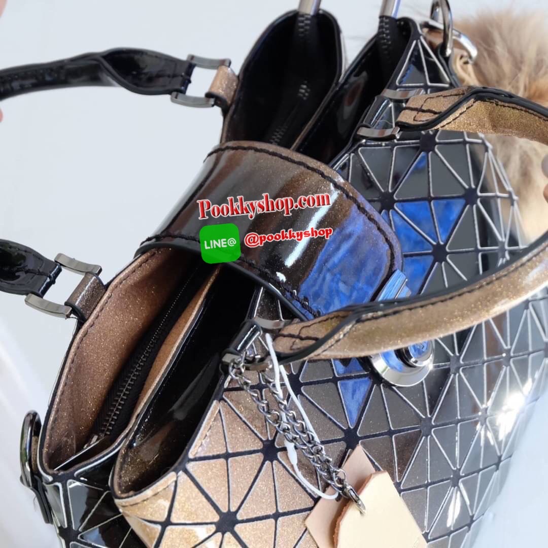 รุ่นขายดีทรงสวย หายากมาเพิ่มแล้วค่ะ!! Mix shade colors !! Tone Black xPeach Limited พิเศษที่ สวยไม่ซ้ำใคร แถมยังลาย หายาก ทรง Handbag น่ารักมาก ค่า ( เนื่องจากสีเฟด ดังนั้นแต่ละใบลายสีอาจจะมีความแตกต่างกัน ) แต่ยังคงสวย แน่นอนค่า ฟรี พวงกุญแจปอมๆ มูลค่า 4