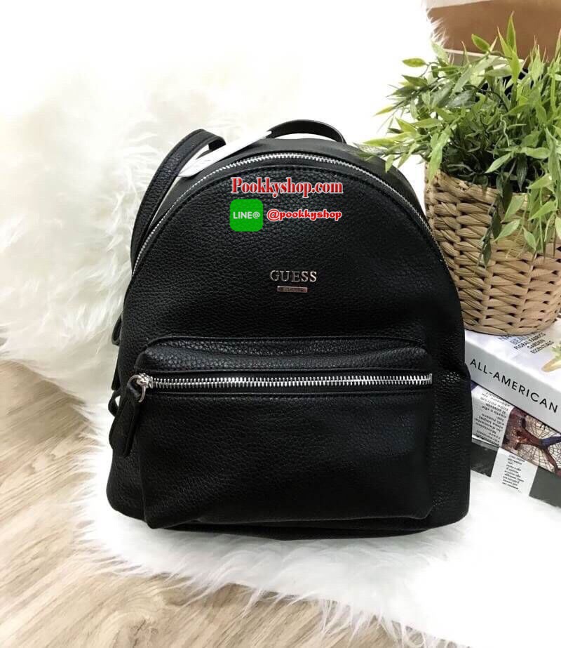 Don't Miss! GUESS WOMAN'S FACTORY BACKPACK กระเป๋าเป้ขนาดกำลังดีวัสดุหนังแกะสังเคราะห์นิ่มสวยน้ำหนักเบา มีหูหิ้วเเละสายสะพายหลังเลื่อนปรับได้ ด้านหน้ามีโลโก้และช่องซิป เปิดปิดด้วยซิปสะดวกใช้ ภายในกว้างใส่เอกสาร ipad ของใช้ได้เยอะ จะสะพายไปเรียนไ