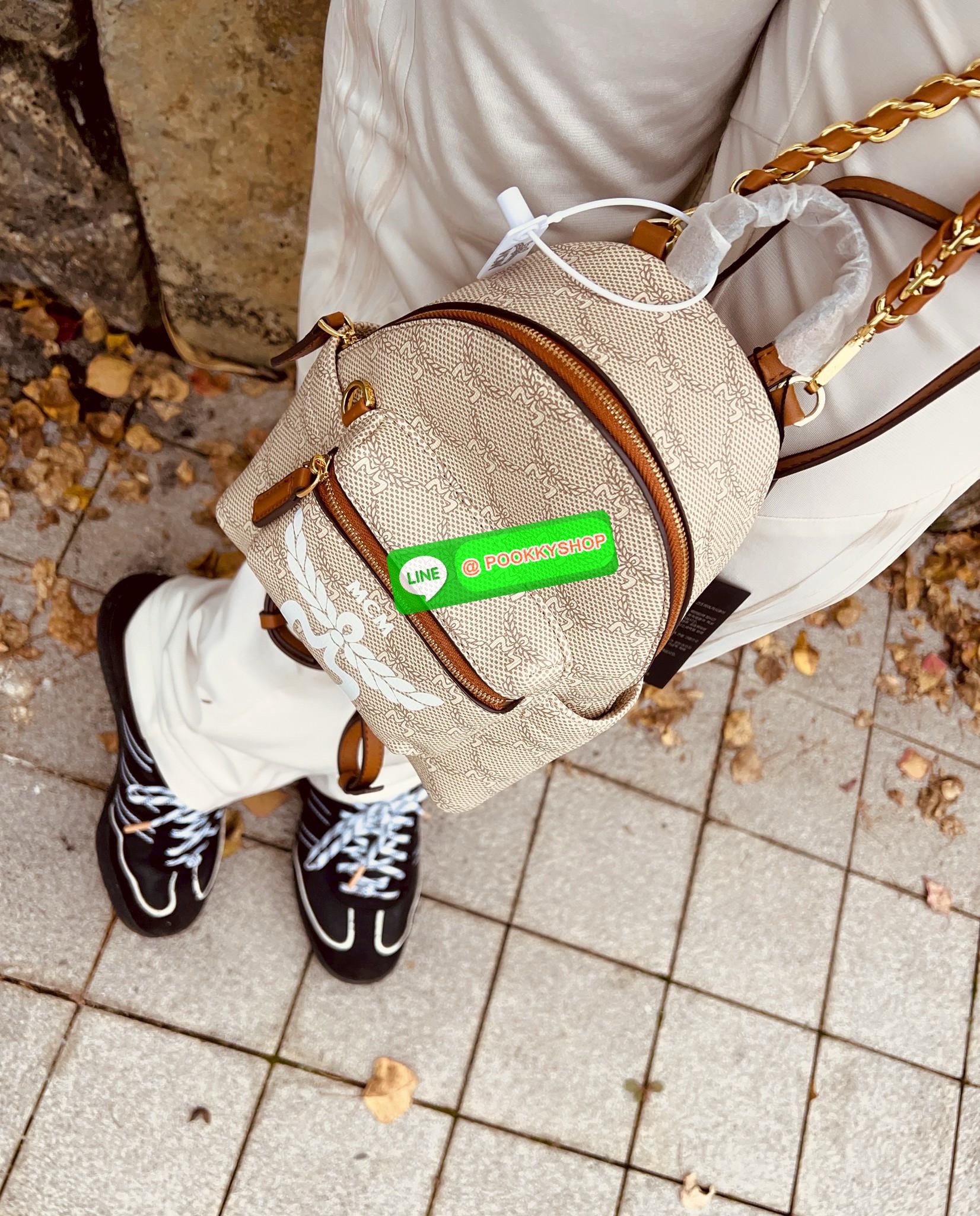 📸NEW NEW NEW!🎉🎉 เข้าแล้วสาวๆท่านใดรออยู่ จัดได้เลยค่าา อย่ารอช้าก่อนหมด! LAURETOS MCM STARK BACKPACK 📣พร้อมส่ง! บอกก่อนเลยน้องน่ารัก น่าใช้มากๆ พกพาติดตัวได้ตลอดเลยจริงๆค่า ใครมีแพลนเที่ยว ตปท.หน้าหนาวนี้จัดไปเลยค่าา สวยฉ่ำ