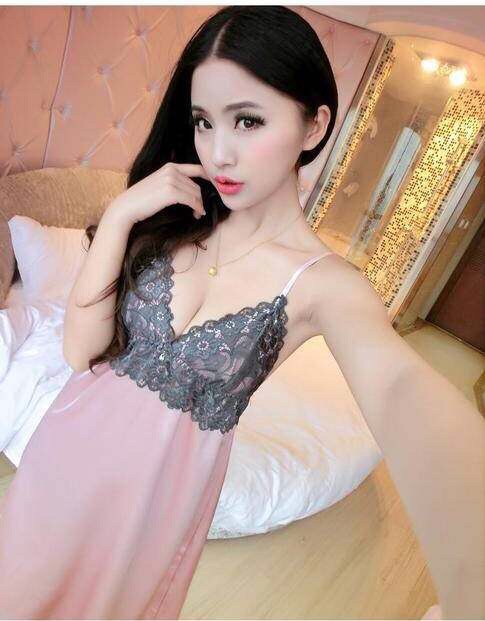 ชุดนอน สายเดี่ยว ชุดนอนผ้าไหม สีชมพูอ่อน แต่งลูกไม้สีเทาช่วงหน้าอก (ไม่ซีทรูนะคะ) แบบชุดสวยหรู คลาสสิค ไม่โป๊คะ งานเนี๊ยบ เกรดพรีเมี่ยมเลยจ๊ะ