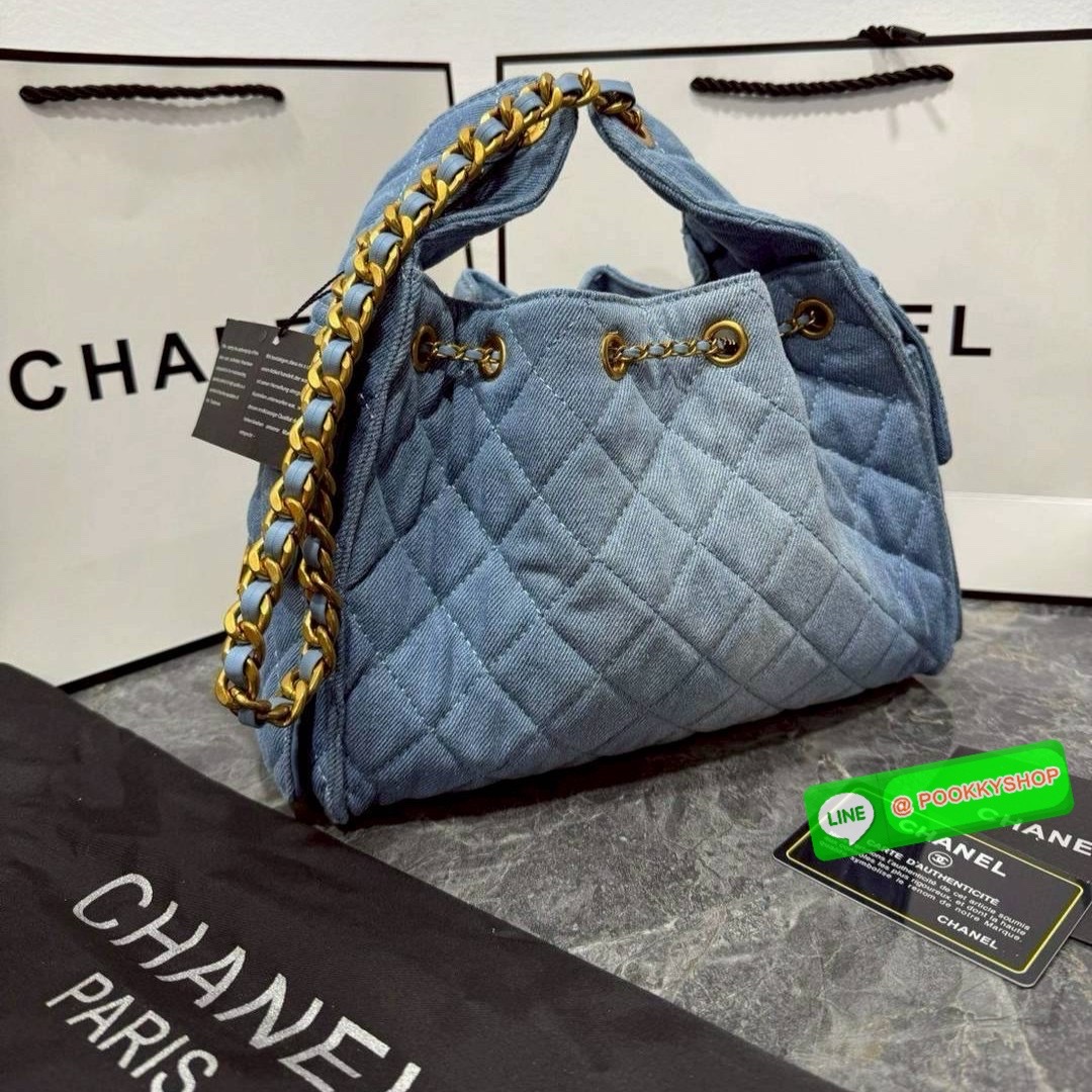🕊️ พร้อมส่ง | Chanel 25 small hobo bag washed denim กระเป๋าสะพายทรงโฮโบ งานเดนิมฟอก คอลใหม่ล่าสุด รูปทรงใช้งานง่าย จุของได้เยอะ ถือเก๋ๆ เอวี่เดย์ลุค บอกเลยว่าดีไซน์เก๋มาก สาวๆ เตรียมพุ่งตัวก่อนใครได้เลย ราคาสุดคุ้มที่นี่ที่เดียวค่า