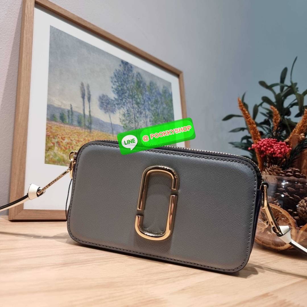 MARC JACOBS THE SNAPSHOT CAMERA BAG ไอเท็มยอดฮิตที่โดดเด่นเป็นเอกลักษณ์ กับกระเป๋าสะพายข้างสุดปัง เรียกได้ว่าไม่ซ้ำใคร!! วัสดุหนังวัว สวยอยู่ทรง เปิด-ปิดกระเป๋าด้วยซิป มีซิปหลัก 2 ช่อง แบ่งสัดส่วนไว้ดีมาก มาพร้อมสายสะพายสปอร์ตเส้นใหญ่ ที่ออกแบบโทนสีมาให้เ