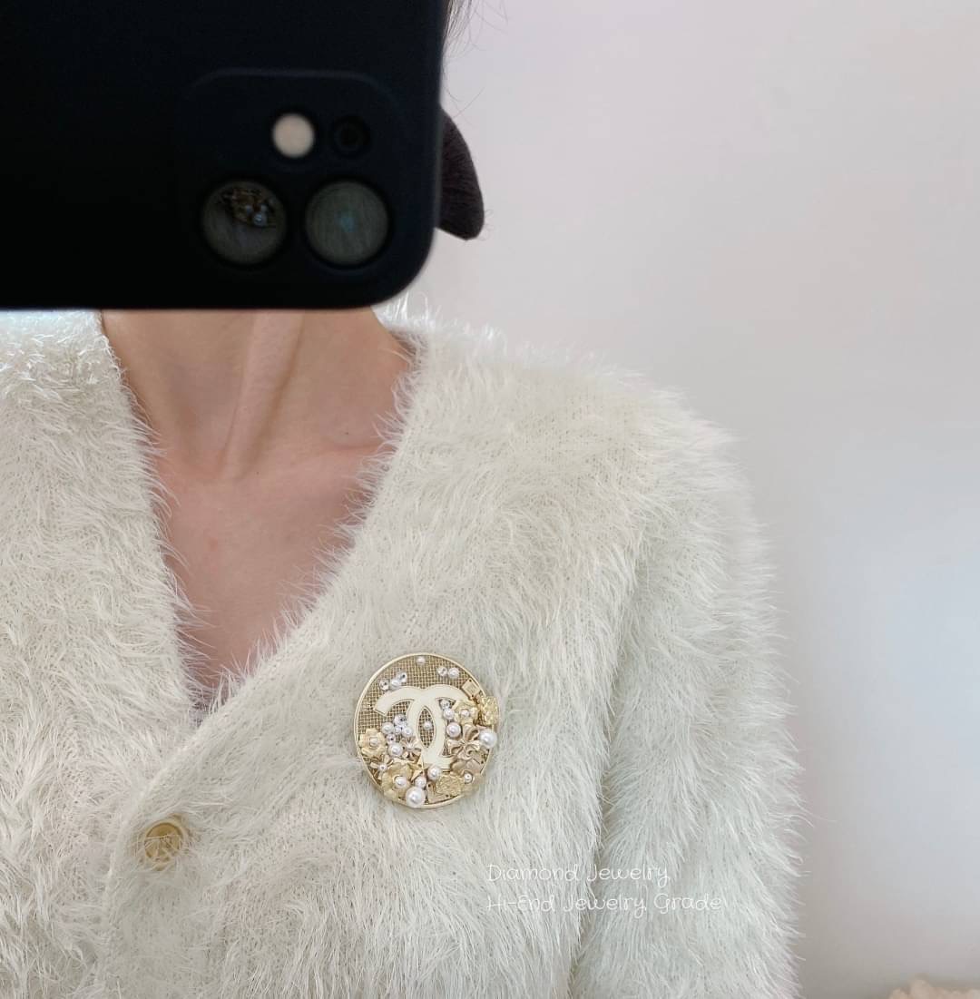 Super Hi-End Quality !!! ((งาน 1:1 เกรดดีที่สุดในท้องตลาด)) Chanel Brooch เข็มกลัดมุกชาแนล งานไฮเอน 1:1 ค่ะ ชนช็อปเป๊ะๆ หรูหราไฮโซ ดูดี งานสวยมากกกกกทุกแบบคะ ซื้อไปไม่ผิดหวังแน่นอนคะ กลัดเพิ่มมูลค่าชุดเก่งได้เยอะเลยจ้า