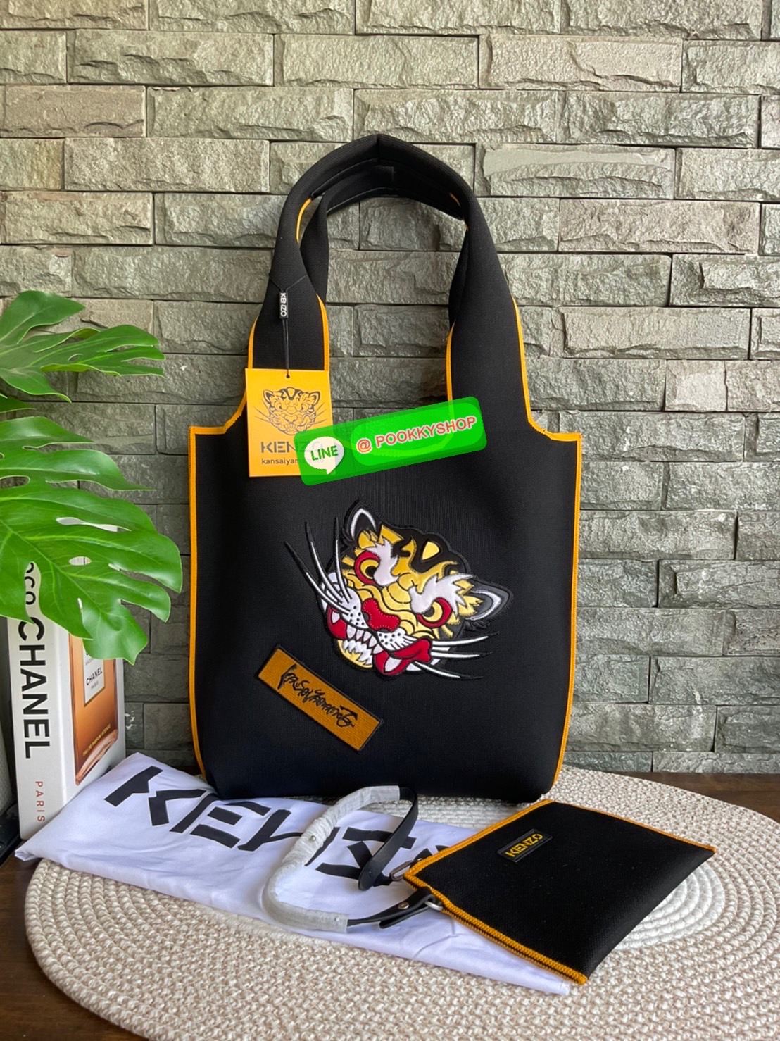 🚚 พร้อมส่ง 🚚 KENZO X KANSAI YAMAMOTO TIGER TOTE BAG กระเป๋าสะพายไหล่ ทรง โท้ทิสี ดำ และ น้ำเงินเข้ม x คันไซ ยามาโมโตะ Three Tigers จาก KENZO โดดเด่นด้วยลวดลายปัก วัสดุเป็นผ้าอย่างหนานุ่มคุณสมบัติพิเศษเฉพาะแบรนด์ น้ำหนักเบามากๆ หูหิ้วด้านบน