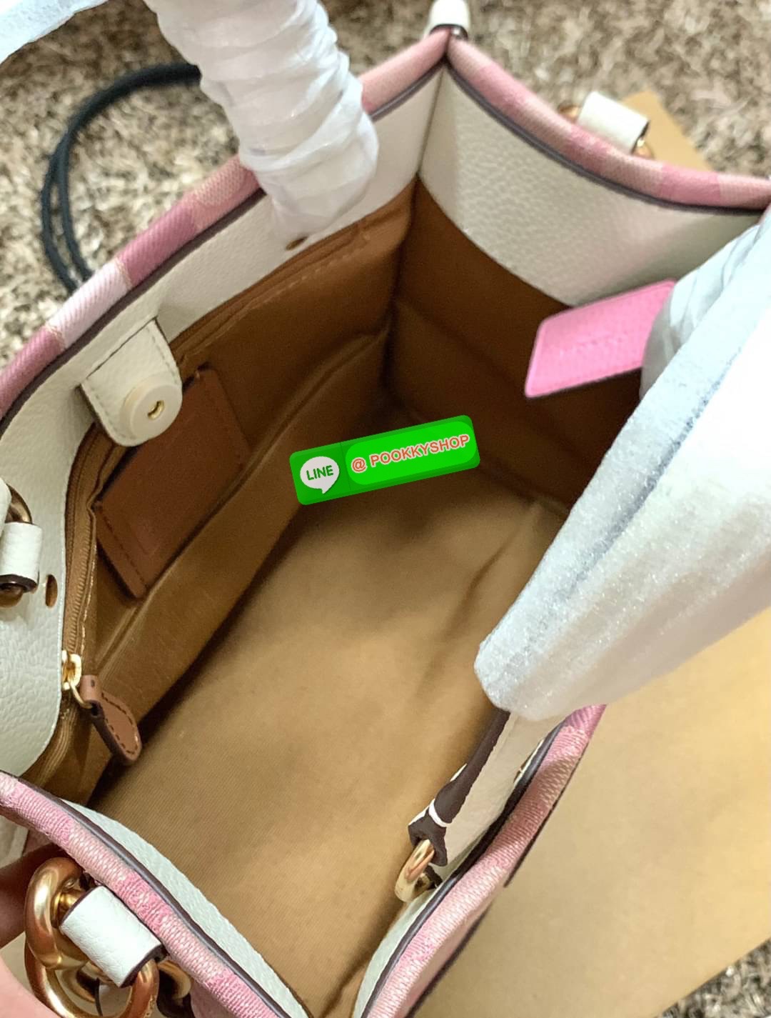 COACH DEMSEY TOTE IN SIGNATURE JACQUARD WITH COACH PAT ((C8417//C5115)) พร้อมส่งที่ไทย ห้ามพลาด สีน้องสวยมากๆค่ะ กระเป๋าทรงTote ขนาดพอดีลำตัว ใช้วันไหนๆก็เหมาะมากค่ะ วัสดุJacquard ทอลายแบรนด์ ตัดขอบหนังแท้ สวยงามมากๆค่ะ ด้านหน้าจะมีป้ายวงกลมโลโก้แบรนด์อัน