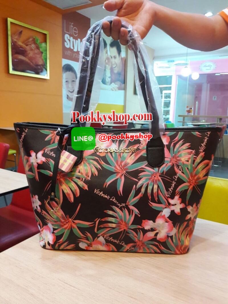 พร้อมส่ง Victoria's Secret Shopping Bag กระเป๋าอเนกประสงค์สุดสวยสะดุดตา วางตั้งได้ ไม่ยุบไม่ย้วย ใส่ของใช้สารพัดในทุกที่ทุกเวลา เปิดปิดง่ายๆด้วยกระดุมแป๊ก ฐานวางตั้งอยู่ทรงมีหมุดรองกระเป๋า พร้อมอักษรแบรนด์สีเงินแวววาวด้วยจ้า