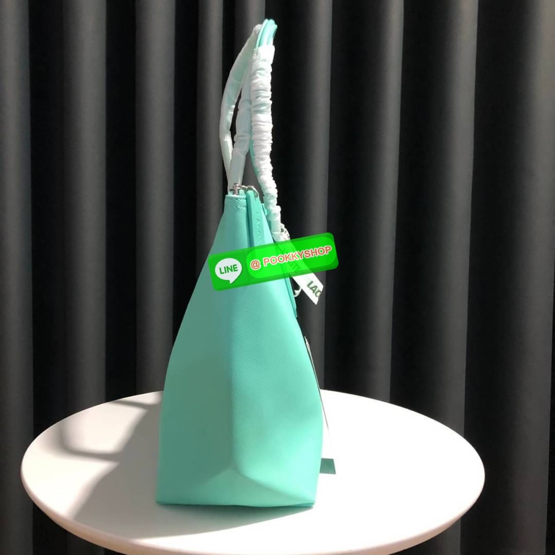 ลาคอส Classic Tote Bag กระเป๋าสะพายทรงช้อปปิ้งหลากสีรุ่นยอดนิยมด้านหน้าประดับโลโก้จระเข้สัญลักษณ์แบรนด์ ภายในกว้างจุได้เยอะ เปิดปิดด้วยซิปสะดวกใช้ มี1 ช่องซิปเล็ก หัวซิปปั้มเเบรนด์ วัสดุกันน้ำ ขนาดกำลังดี ใส่หนังสือ เอกสารA4 ของใช้ได้เยอะ สวยทุกสีค่ะ