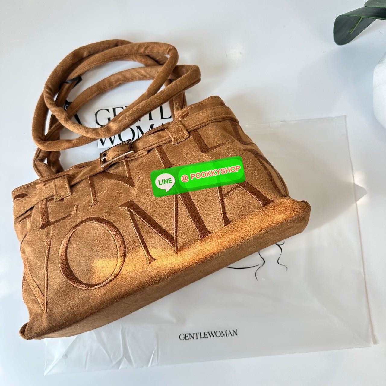GENTLEWOMAN SUEDE BALLERINA BAG 🔖กระเป๋า Ballerina Bag ในวัสดุหนังกลับ (suede edition) พร้อมโลโก้ปักสีเดียวและรายละเอียดหัวเข็มขัด ทำให้ดูเก๋มีสไตล์โดดเด่น 🔖วัสดุ: หนังกลับ 🔖เปิด-ปิดแบบสแน๊บแม่เหล็ก ภายช่องโล่งกว้างจุของได้เยอะ