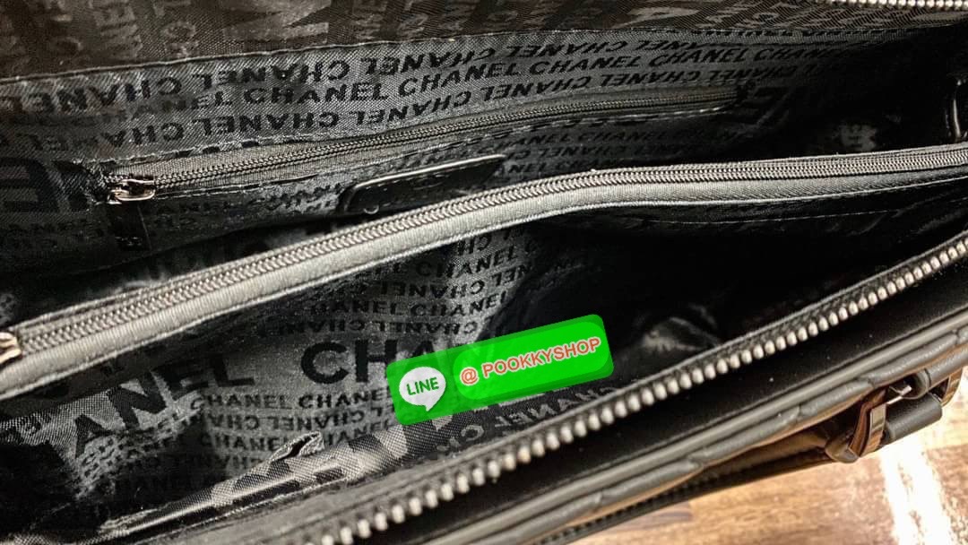 VIP CHANEL กระเป๋าถือหรือสะพายไหล่ ทรงยอดนิยมวัสดุหนังแกะแท้ ลายตาราง น้ำหนักเบาโดดเด่นลายแบรนด์ด้านหน้ากระเป๋าเอกลักษณ์ของคอลเลคชั่นนี้ หูจับหนัง แข็งแรงพับลงได้ด้านหน้ามีโลโก้เเบรนด์ มีช่องแบ่งถึง 3 ช่องเป็นสัดส่วน มีช่องใส่มือถือ ใส่ ipad ได้ ภาพถ่ายจา