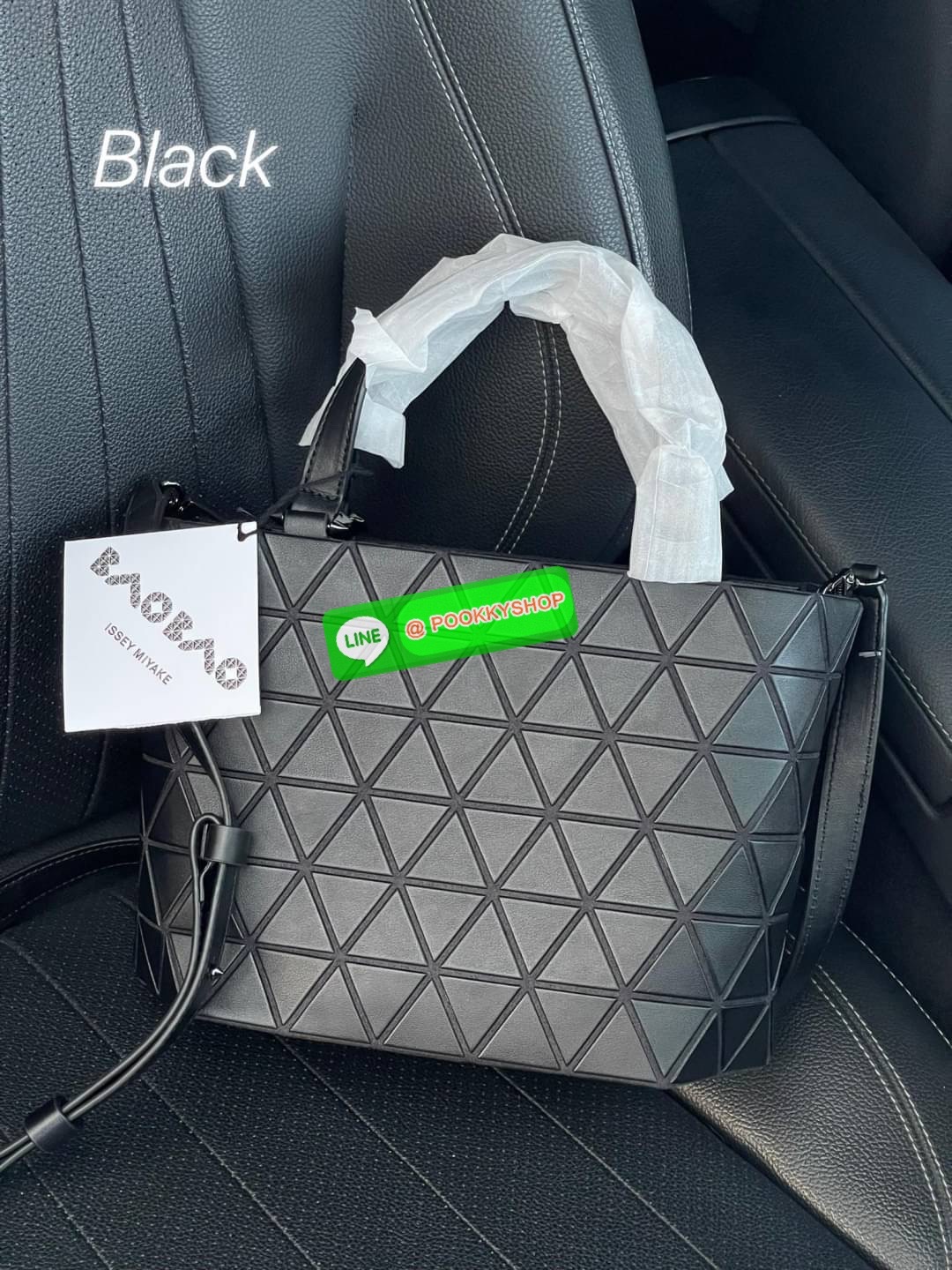 💕BAO BAO ISSEY MIYAKE MATTE CRYSTAL SMALL TOTE เป็นกระเป๋าทรงโท้ทที่มีความพิเศษด้วยการออกแบบแผ่นสามเหลี่ยมแบบใหม่จัดเรียงต่อกันในแนวตั้งเสริมกระเป๋าให้ดูหรูหรา ทันสมัย และดูมีเอกลักษณ์เป็นของตัวเอง อีกทั้งยังมีโครงสร้างฐานตาข่าย นอกจากช่วยให้กระเป