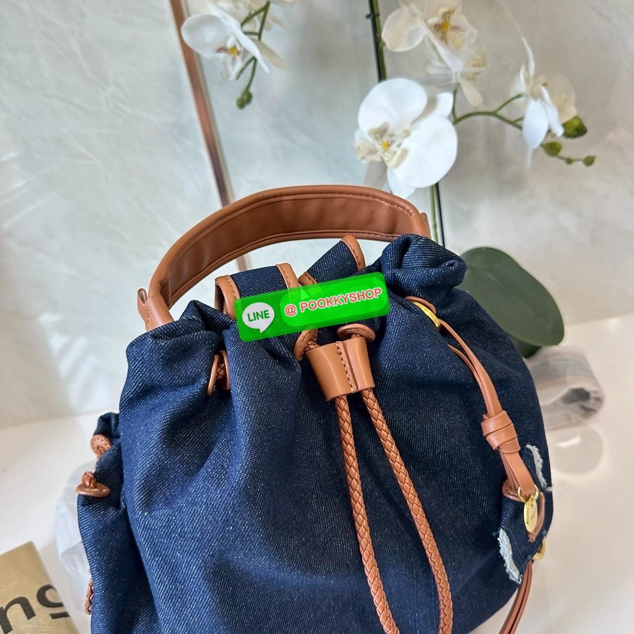 Songmont Series Backpack Female Small Capacity Songmont Drawstring Backpack กระเป๋าเป้สายรูดทรงชิคที่กำลังเป็นกระแสฮิตสุด ๆ เพราะดีไซน์เรียบเก๋ ใช้งานง่าย และแมทช์ได้หลายสไตล์ ดีไซน์ unisex ใช้ได้ทั้งผู้หญิงและผู้ชาย ดีไซน์: ทรงถุงสายรูด (Drawstring) ดูมิ