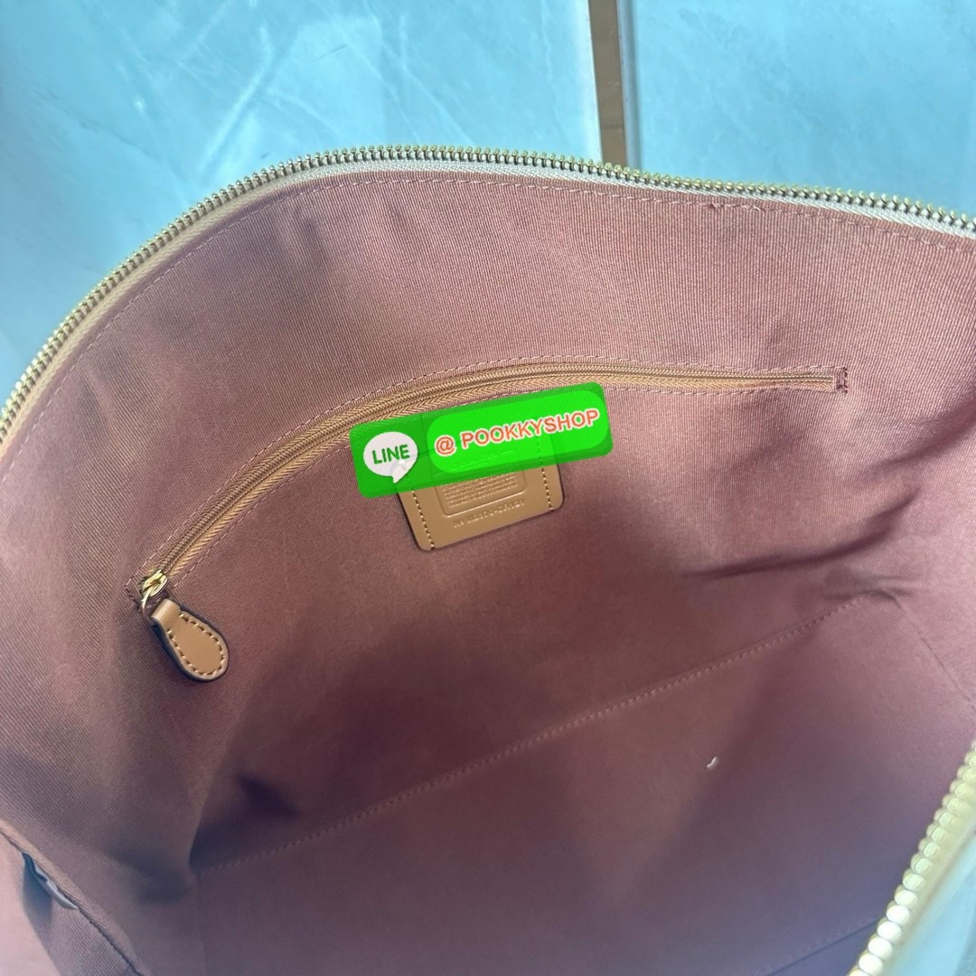Coach Gallery Tote In Signature Canvas With Stripe (CR121) 🔖กระเป๋าทรงโท้ทใบใหญ่ ทรงช้อปปิ้ง โดดเด่นด้วยหนังตัดแทบด้านหน้า 🔖วัสดุ : หนังแคนวาสตัดหนังแท้ 🔖เปิด-ปิดด้วยซิปด้านบน ภายในโล่ง มีช่องซิป1ช่อง สามารถ ใส่แฟ้มเอกสารได้