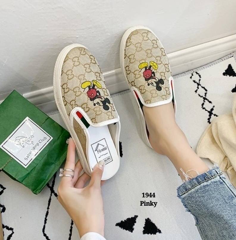 พร้อมส่ง ผ้าใบเปิดส้น งานนำเข้ากุชชี่ Mickey ที่กำลัง hot งานดีมาก พื้น pu เกาะพื้นดีเยี่ยม บิดงอได้ ตัวรองเท้าเป็นสีทองเงาวับ แต่งด้วยพี่ Mickey ของเราดูโดดเด่น น่ารักกว่าใคร แน่นอน