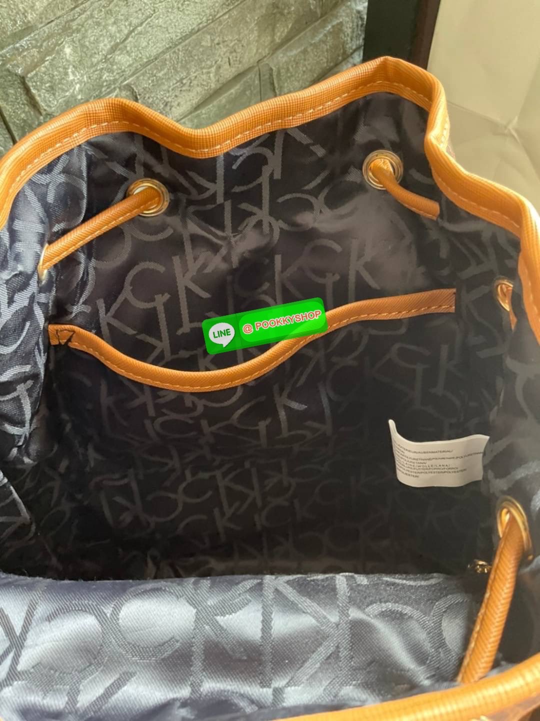 Calvin Klein Monogram Backpack Must Have!! 💕เป็นอีกหนึ่งรุ่นของมันต้องมี สวยหรูดูแพงมาก สำหรับรุ่นนี้ และมีฟังชั่นช่องการใช้งานที่น่าใช้ที่สุด!!! 💕 กระเป๋าสะพายเป้รุ่นใหม่ชนช้อป รุ่นยอดนิยม วัสดุ PVC คุณภาพดี หนังนิ่มสวย ฐานกระเป๋าแข็ง ตั้