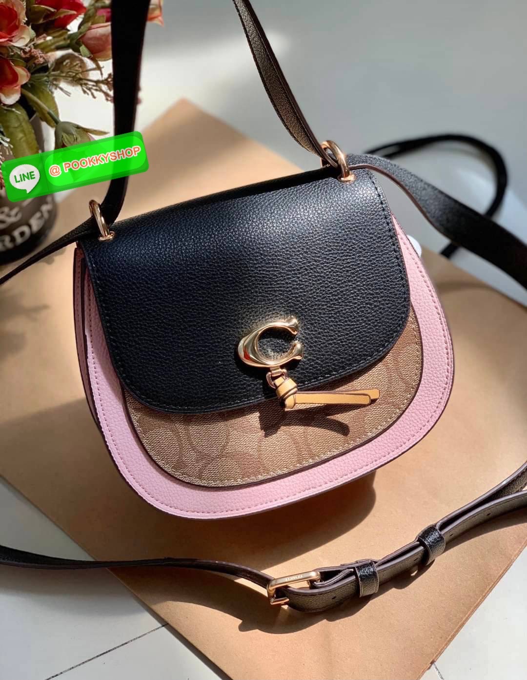 COACH REMI SADDLE BAG IN COLORBLOCK ((1330)) พร้อมส่งที่ไทยอีกครั้ง! กระเป๋าสะพายข้าง//ครอสบอดี้ร์//หรือทบเป็นสายคู่สะพายไหล่ได้ค่ะ แล้วแต่ชอบเลยค่ะ! วัสดุหนังแท้ ลายหนังสวยมากๆค่ะรุ่นนี้ หลงรักแน่นอน💋 🎀ด้านหน้ามีอะไหล่โลโก้ตัวC มีพู่ห้อยน