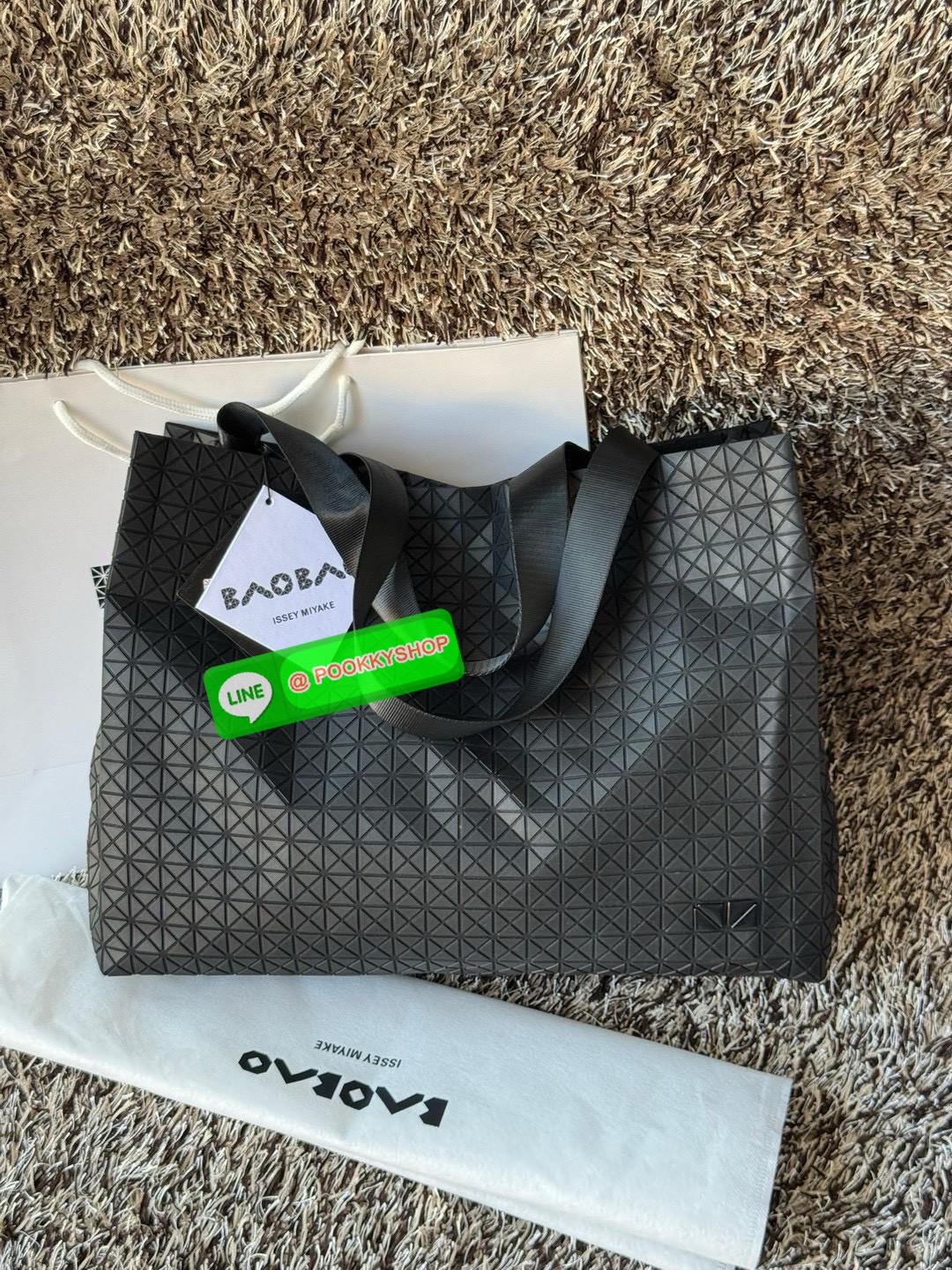 Baobao Issey Miyake Cart geometric L tote bag รูปทรงที่สร้างขึ้นโดยบังเอิญ' เสื้อผ้าที่มีโครงสร้างและได้รับการออกแบบทางวิศวกรรมอันเป็นเอกลักษณ์ของแบรนด์ ส่งต่อไปยังเครื่องประดับที่น่าประทับใจและไร้กาลเวลาเหล่านี้ กระเป๋าโท้ต Cart ประดิษฐ์ขึ้นจากการตั