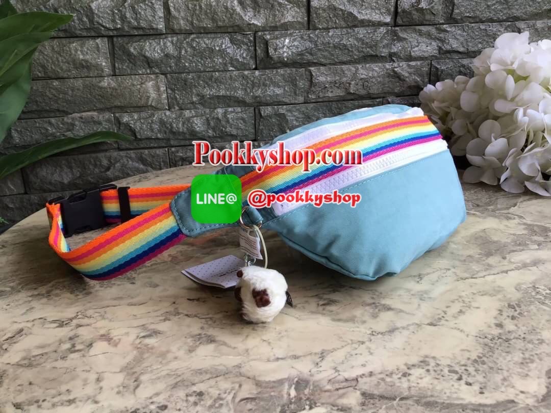 กระเป๋าคาดอกหรือคาดเอว KIPLING YASEMINA Fanny Pack วัสดุด้านนอก Nylon +polyester วัสดุกันน้ำ ด้านหน้ามี 2 ช่องใช้งาน แยกเป็นสัดส่วน ใส่มือถือได้ กระเป๋าเงินใบยาว พร้อมสายคล้องพวงกุญแจ และ พวงกุญแจลิงสัญลักษณ์แบรนด์ สายสะพายเลื่อนปรับความยาวได้ สีสันสดใส น