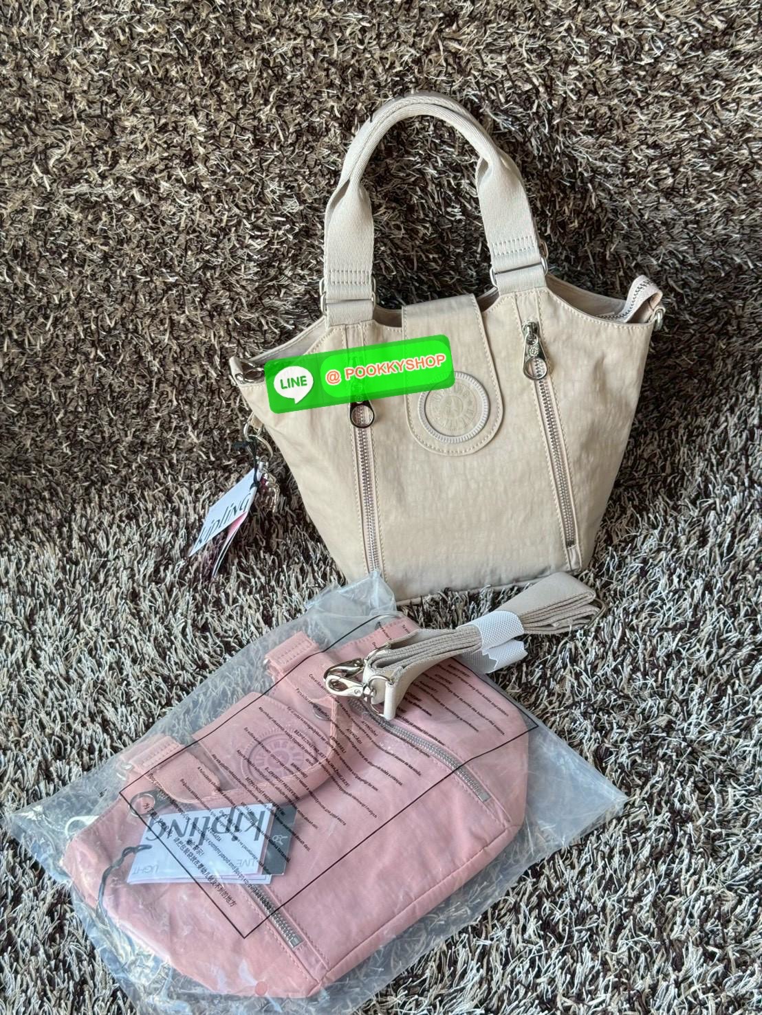 Kipling RECICELY S กระเป๋าสะพายข้างขนาดเล็กของ Kipling Recicely รุ่นนี้เหมาะอย่างยิ่งสําหรับการสวมใส่ในชีวิตประจําวันด้วยกระเป๋าซิปด้านในและกระเป๋าซิปด้านหลัง นอกจากนี้ยังมีสายปรับได้และถอดออกได้ ดังนั้นคุณสามารถ ใช้งานได้หลายรูปแบบ มีDetail โลโก้ ด้านหน้