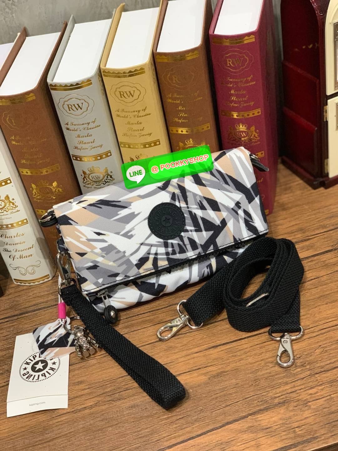 Kipling Lynne Small Crossbody Convertible Bum Bag กระเป๋าที่เป็นได้มากกว่าถือคลัชท์ ขนาดกะทัดรัด มีสะพายแยกนำมาสะพายไหล่หรือคาดอก คาดเอวก็ได้ มีสายสะพายสั้นและยาวอย่างละ1เส้น ถอดสับเปลี่ยนใช้งานได้ และยังสามารถถอดสายออก ใช้เป็นกระเป๋าคลัชได้ ใช้งานได้2ช่อ