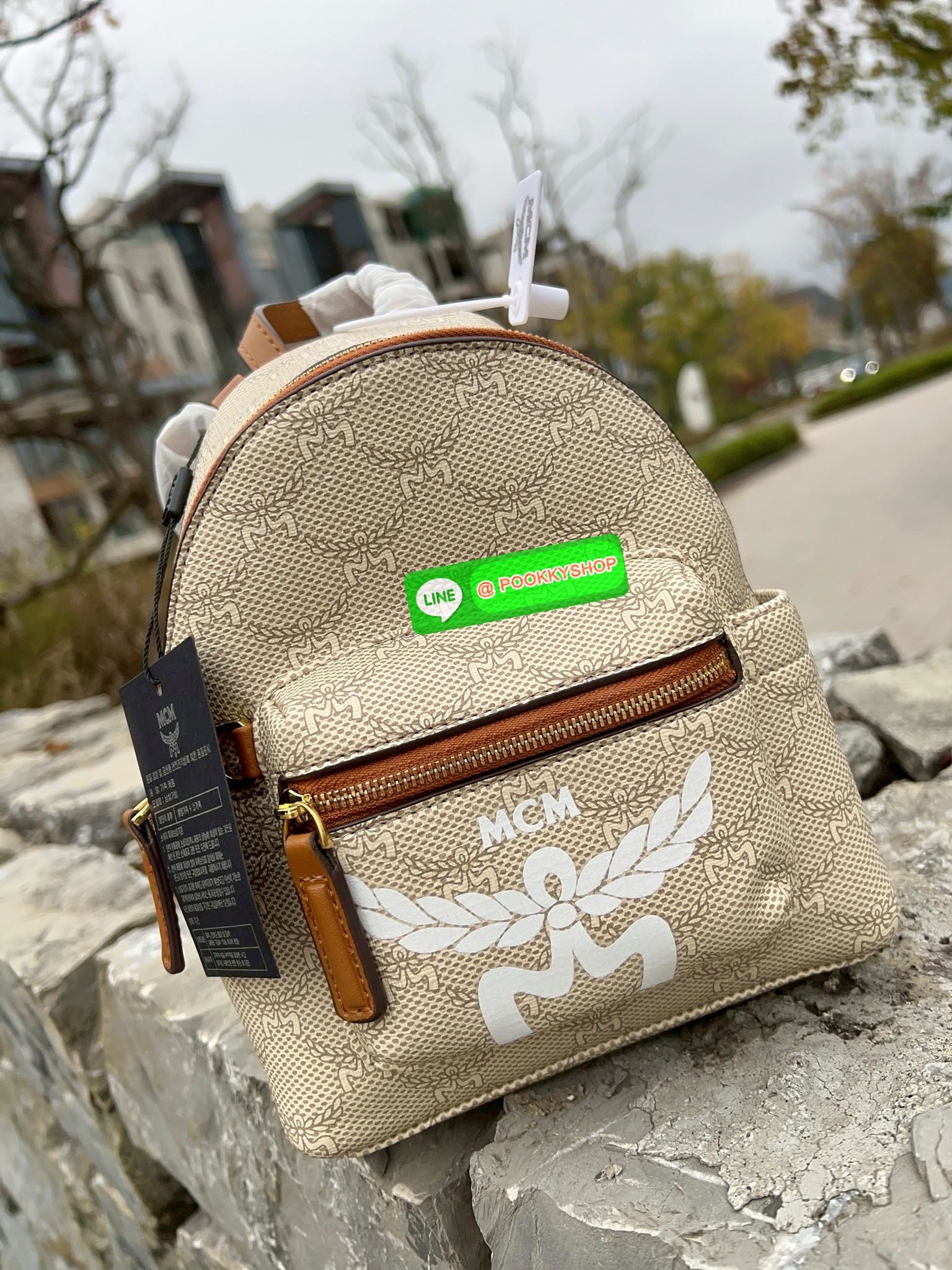 📸NEW NEW NEW!🎉🎉 เข้าแล้วสาวๆท่านใดรออยู่ จัดได้เลยค่าา อย่ารอช้าก่อนหมด! LAURETOS MCM STARK BACKPACK 📣พร้อมส่ง! บอกก่อนเลยน้องน่ารัก น่าใช้มากๆ พกพาติดตัวได้ตลอดเลยจริงๆค่า ใครมีแพลนเที่ยว ตปท.หน้าหนาวนี้จัดไปเลยค่าา สวยฉ่ำ