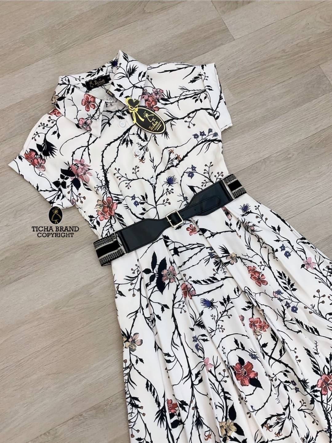 Maxi เดรส ตัวยาวแขนสั้น คอปก ด้านหน้าแต่งกระดุมครึ่งตัว ใช้งานได้จริง งานพิมพ์ลายทั้งชุด ช่วงชายกระโปรงแต่งขนพู่ลุ่ยๆ มาคู่กับเข็มขัดหนังต่อผ้ายางยืดปรับระดับได้ ทรงสวย ผ้าพริ้วใส่สบาย สวยหรูดูดีมากเลยค่า