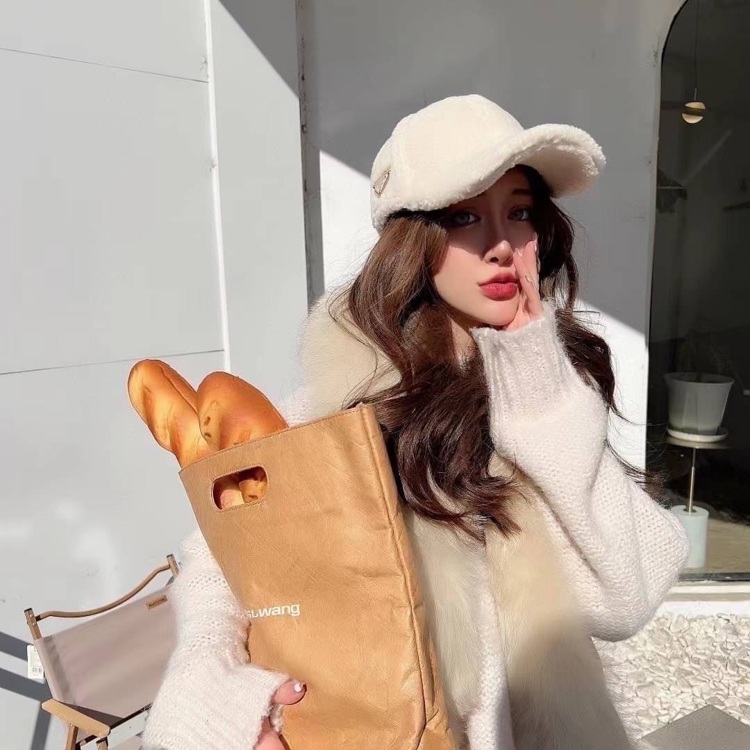 สาวก Prada ต้องจัดเลยจ้า หมวก cap ขนนุ่มทรงสวย ลุคคุณหนู แต่งโลโก้แบรนด์ สวยเท่ๆค่ะ สีคลาสสิคใส่ได้ตลอดเลยจ้า งานคุณภาพการันตี