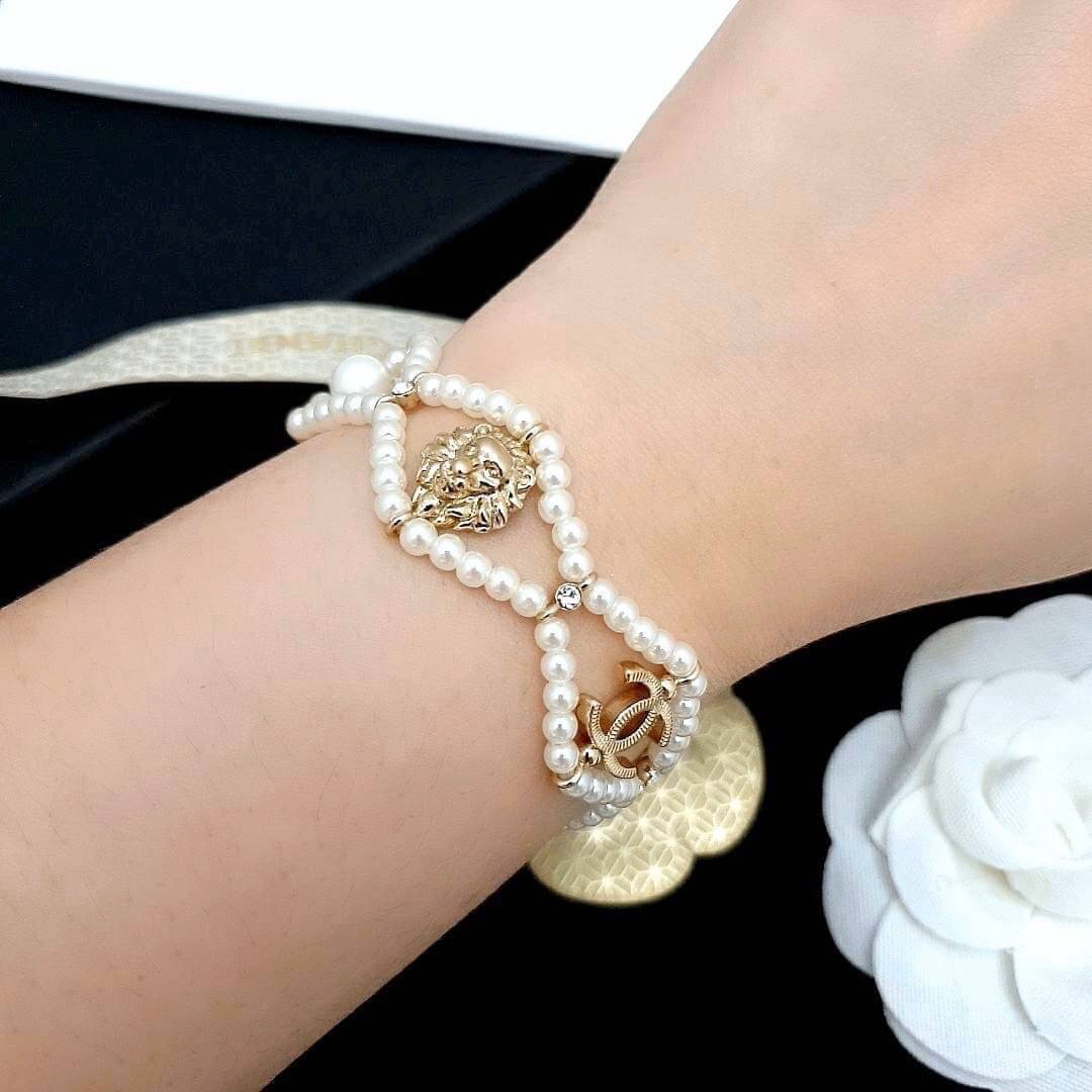 Super Hi-End Quality !!!! ((งาน 1:1 เกรดดีที่สุดในท้องตลาด)) Chanel Bracelet สร้อยข้อมือมุกชาแนล งานซุปเปอร์ไฮเอนคะ อะไหล่แสตนเลส งานเกรดแพงที่สุดในตลาด น้ำหนักใกล้เคียงของจริงที่สุด งานอย่างดี อะไหล่เงาวับ วิ้งมาก สั่งผลิตจากต้นแบบแท้ ดาราเซเลปใส่กันแทบท