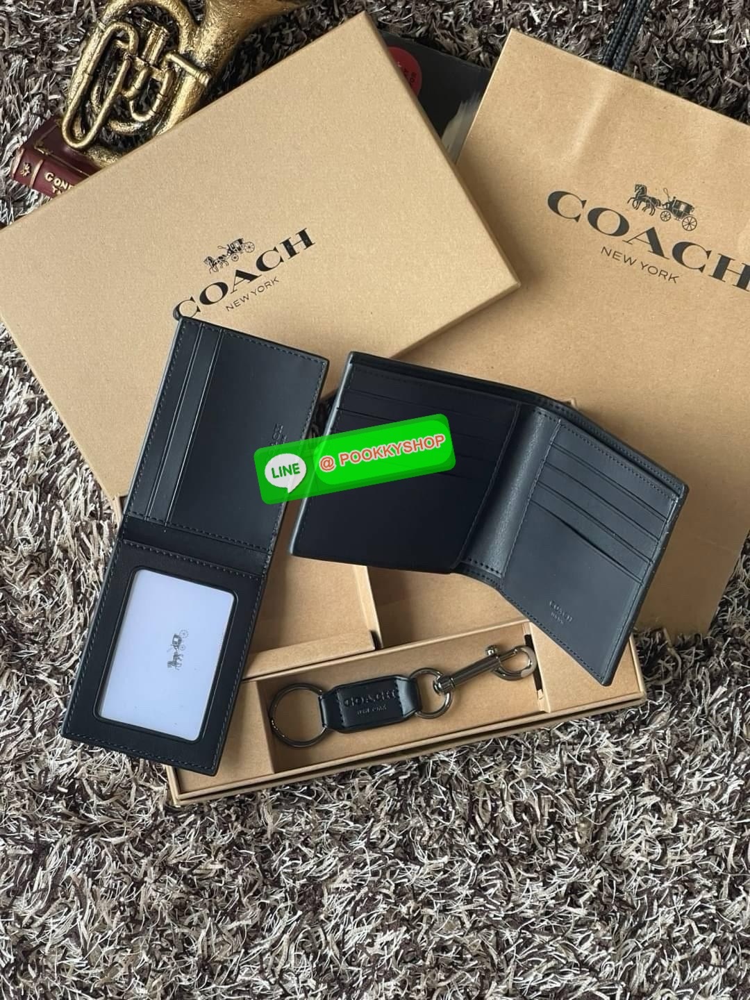 COACH BOXED 3-IN-1 WALLET GIFT SET IN SIGNATURE ชุดเซ็ทกระเป๋าสตางค์และพวงกุญแจจาก Coach กระเป๋าสตางค์หนังแคนวาสพิมพ์ลายทั้งใบ โดดเด่นด้วยดีไซน์เรียบหรู ร่วมสมัย และมีเอกลักษณ์เฉพาะตัว ด้านในประกอบด้วยช่องใส่ธนบัตร 2 ช่อง ช่องใส่บัตร 8 ช่อง และช่องว่างด้า