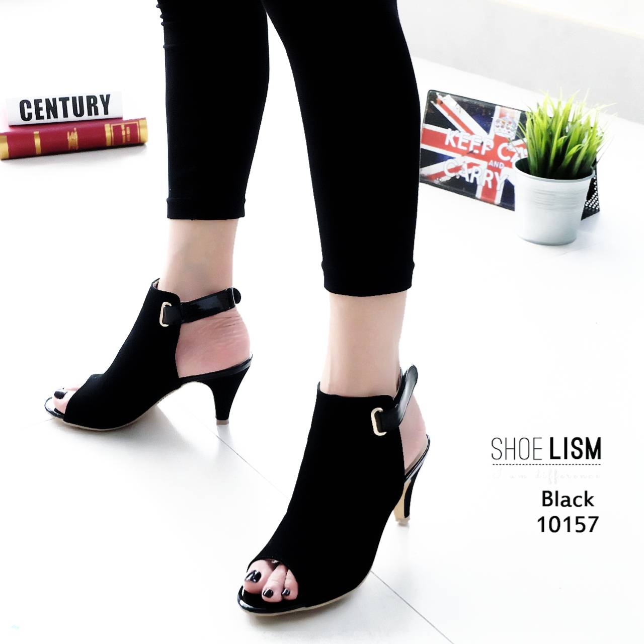 มีความแซบ เก็บทรงสวยเป้ะ หน้าเต็มสไตล์ปราด้า รัดข้อเมจิกเทป หนังนิ่มมากเลยรุ่นนี้ การันตีความฟิน ใส่สบายเหมือนไม่ได้ใส่ส้นสูงเลยจริงๆ