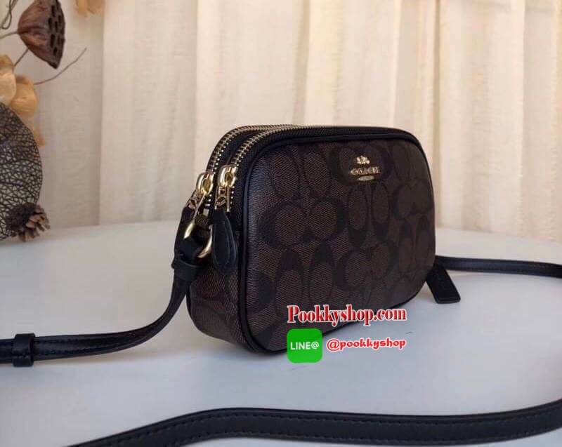 กระเป๋าสะพาย COACH เปิด - ปิดกระเป๋าด้วยซิป มีช่องใส่ของ 2 ช่องใหญ่ ด้านในมีช่องใส่ของ 1 ช่อง