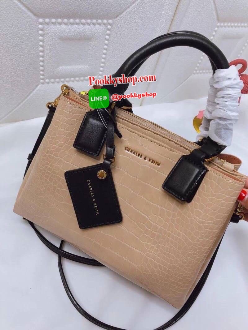 New arrival!! CHARLES & KEITH กระเป๋าถือ/สะพาย วัสดุ Saffiano คุณภาพดี น้ำหนักเบา ด้านหน้าประดับด้วยโลโก้แบรนด์สุดหรู เปิดปิดกระเป๋าด้วยกระดุมแม่เหล็กและซิป ด้านในโล่งกว้างมีช่องซิปสำหรับใส่ของ ใส่กระเป๋าสตางค์ใบยาวได้ Iphone+ได้ทุกรุ่น จุของได้เยอะ มาพร้