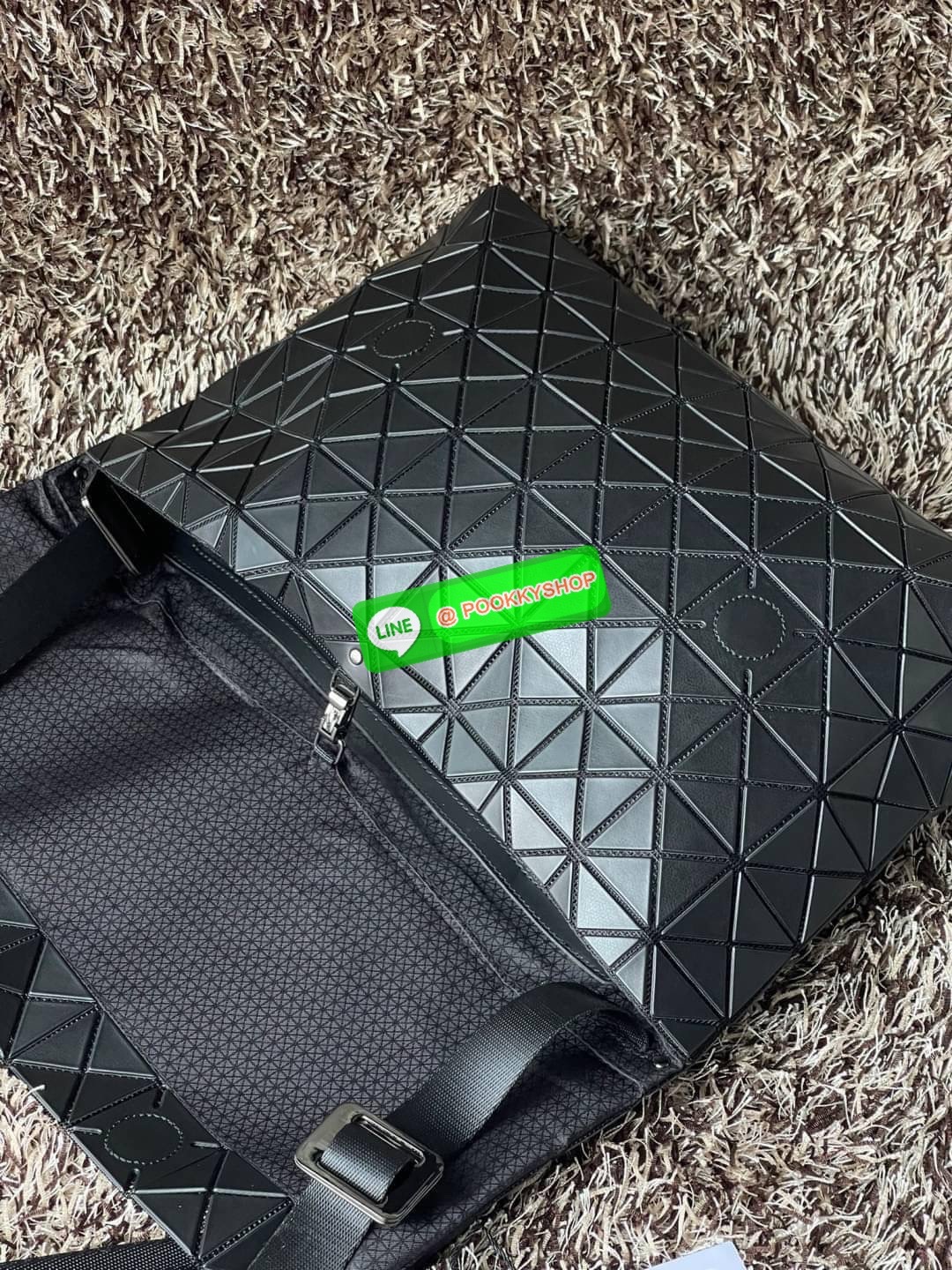 💕Baobao Issey Miyake Prism Sac ชาวมินิมอลทั้งชายและหญิงต้องถูกใจรุ่นนี้ เพราะ Prism Sac เป็นกระเป๋าแบบ unisex ที่มาพร้อมกับความเรียบง่ายของวัสดุเนื้อแมตต์ แต่ให้ลุคสไตล์เท่แบบคูลๆ โดดเด่นด้วยดีไซน์ที่ออกแบบมาให้ใช้งานที่ง่าย ตอบโจทย์ทุกสถานการณ์ฝา