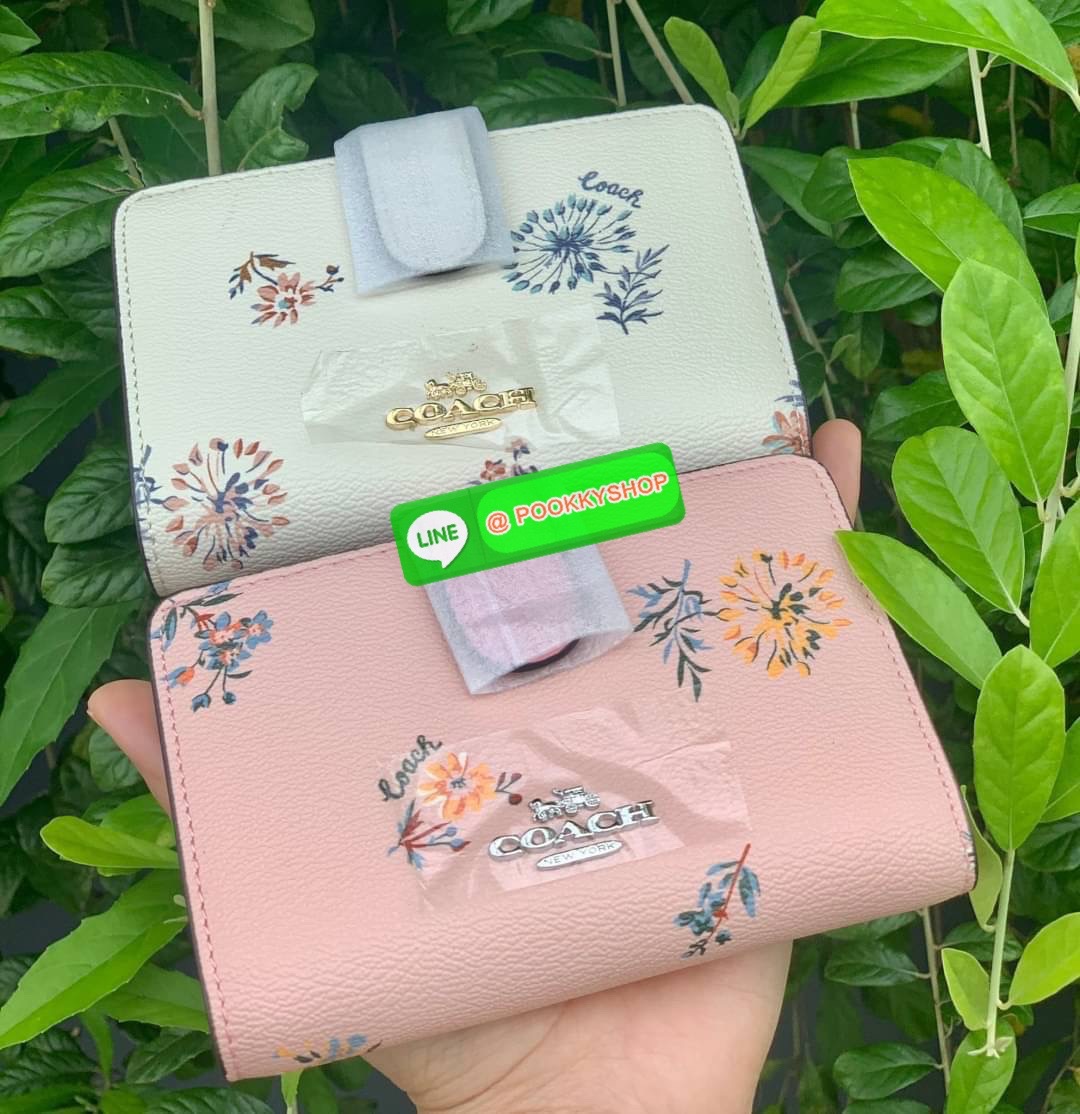 COACH MEDIUM CORNER ZIP WALLET WITH DANDELION FLORAL PRINT ((2855)) พร้อมส่งความสวย แถมความหมายดีด้วยค่ะ! กระเป๋าเงินใบกลาง ลายดอก Dandeloin ทั้งใบสวยงามมากๆนะคะ มีช่องใส่ธนบัตรหนึ่งช่อง;ช่องใส่บัตรได้ถึง10ช่อง;และช่องซิปสำหรับใส่เหรียญอีกหนึ่งช่องค่ะ &#x