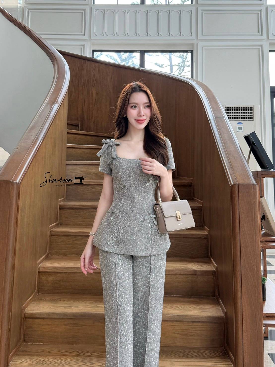 ชุดเซทแฟชั่น เซ็ตเสื้อแขนสั้น คอเหลี่ยม แต่งโบว์ มาพร้อมกางเกงขายาวทรงสวยเข้าเซ็ต