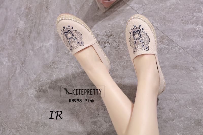 รีพีทแบบขายดี!!! พร้อมส่ง ของขาดไปหลายเดือน มาแล้วนะคะ หายากมาก ผ้าแคนวาสยกพื้นปักหน้าเสืองานสวยเป๊ะ พื้นนวมนิ่ม พื้นหนา 1 นิ้ว แบบสวยไฮโซ ใส่แล้วคุณจะโดดเด่น จนเพื่อนๆอิจฉาแน่นอน!!!