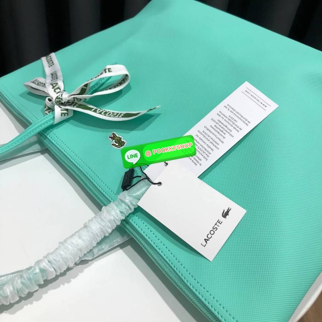 ลาคอส Classic Tote Bag กระเป๋าสะพายทรงช้อปปิ้งหลากสีรุ่นยอดนิยมด้านหน้าประดับโลโก้จระเข้สัญลักษณ์แบรนด์ ภายในกว้างจุได้เยอะ เปิดปิดด้วยซิปสะดวกใช้ มี1 ช่องซิปเล็ก หัวซิปปั้มเเบรนด์ วัสดุกันน้ำ ขนาดกำลังดี ใส่หนังสือ เอกสารA4 ของใช้ได้เยอะ สวยทุกสีค่ะ