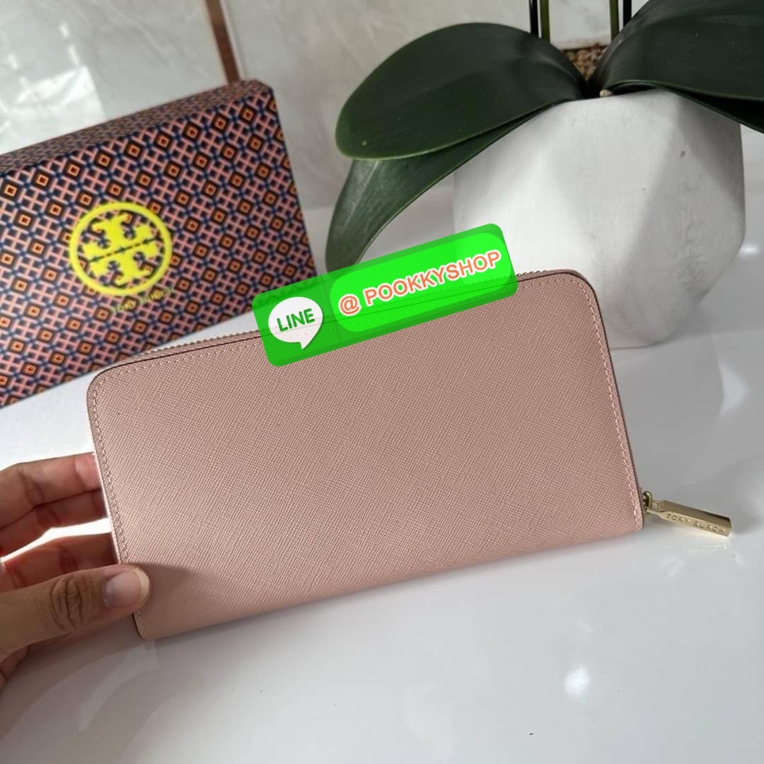 TORY BURCH ROBINSON MULTI GUSSET ZIP CONTINENTAL WALLET กระเป๋าสตางค์ใบยาว แบ่งสัดส่วนด้วยช่องซิปตรงกลางสำหรับใส่เหรียญ มีช่องใส่บัตร และใส่ธนบัตรได้ วัสดุหนังแท้ เปิด-ปิดกระเป๋าแบบซิปรูด ใส่โทรศัพท์มือถือได้ วันชิวๆพกกระเป๋าสตางค์ใบเดียวสะดวกมากค่ะ