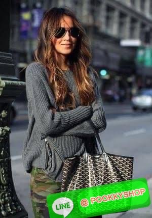 💕 Goyard Saint Louis Pm Bag กระเป๋าสุดคลาสสิกจากแบรนด์เก่าแก่ของฝรั่งเศส ความพิเศษคือแต่ละใบต้องเพนท์ลายโมโนแกรม Chevron ด้วยมือเท่านั้น จึงเป็นเหตุผลที่กระเป๋า Goyard กลายเป็นหนึ่งในกระเป๋าที่คนต้องการ โดยเฉพาะรุ่น St. Louis Tote ที่ว่ากันว่าเป็น