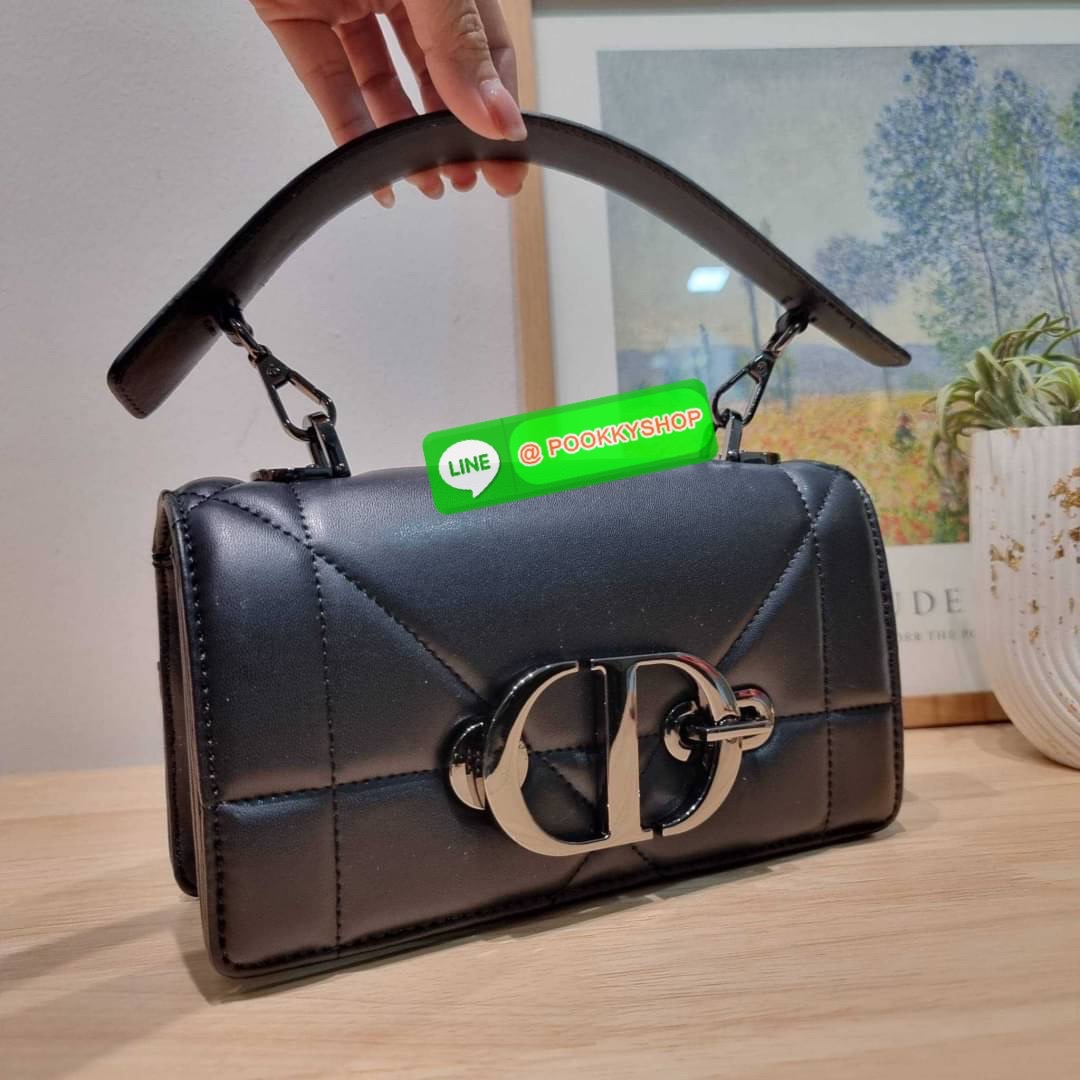 🔅 Model CD 30 MONTAIGNE POUCH WITH SHOULDER STRAP AND HANDLE 🔅 Details ย้อนยุคความหรูหรา อันเป็นเอกลักษณ์ กระเป๋าสะพายสวยอยู่ทรง เพิ่มลูกเล่นให้กับไอเท็มนี้ด้วย มือจับที่ถอดออกได้ และอะไหล่เปิด-ปิดแบบคล้องล็อค สะดวกใช้ ด้านหลังมีช่องใส่บัต